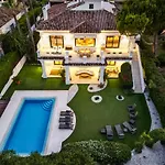 Newly Renovated Frontline Golf 7 Bdrm Luxury Apartment *