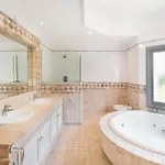 Newly Renovated Frontline Golf 7 Bdrm Luxury Apartamento *