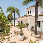 Newly Renovated Frontline Golf 7 Bdrm Luxury