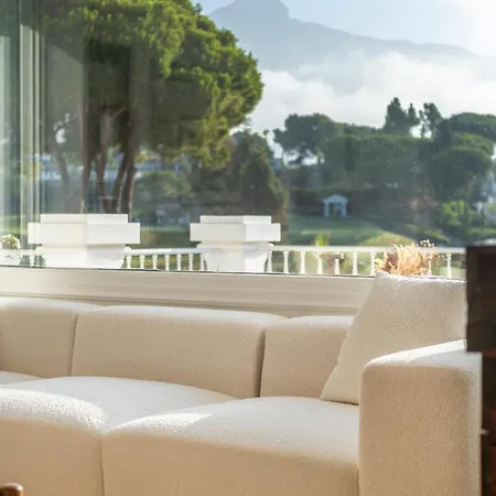 Newly Renovated Frontline Golf 7 Bdrm Luxury Apartman