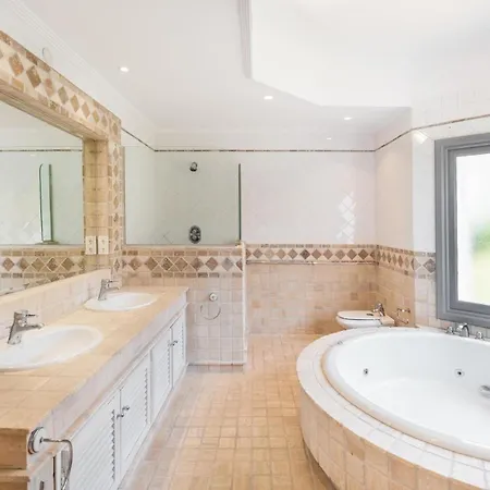 Newly Renovated Frontline Golf 7 Bdrm Luxury Appartement *