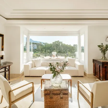 Newly Renovated Frontline Golf 7 Bdrm Luxury Apartman
