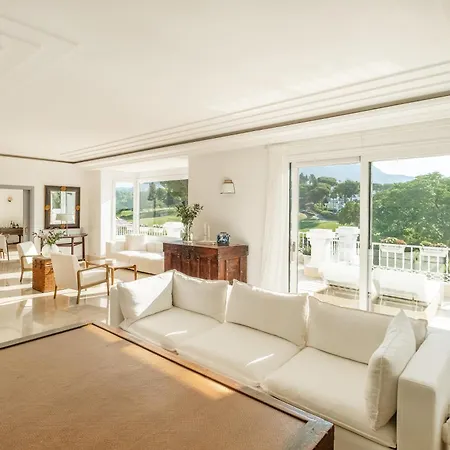 Newly Renovated Frontline Golf 7 Bdrm Luxury Apartman Estepona