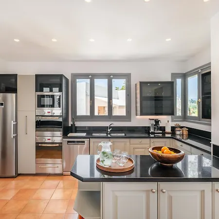Newly Renovated Frontline Golf 7 Bdrm Luxury Apartman