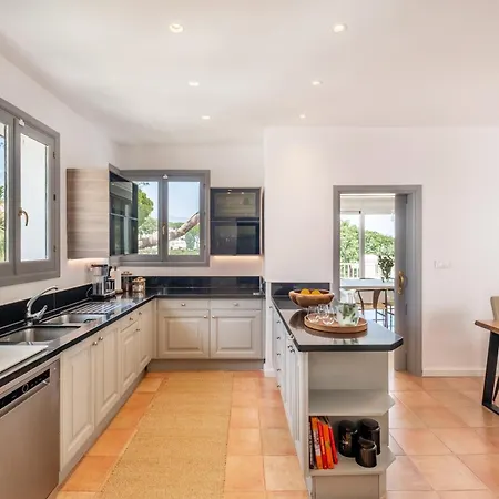 Newly Renovated Frontline Golf 7 Bdrm Luxury *