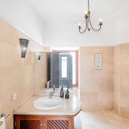 Newly Renovated Frontline Golf 7 Bdrm Luxury *